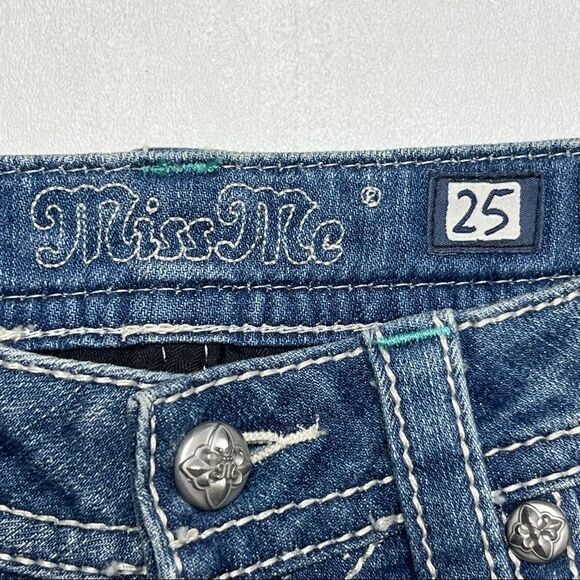 Miss Me | Flower Power Back Pocket Signature Cuffed Capri’s - Picture 4 of 7